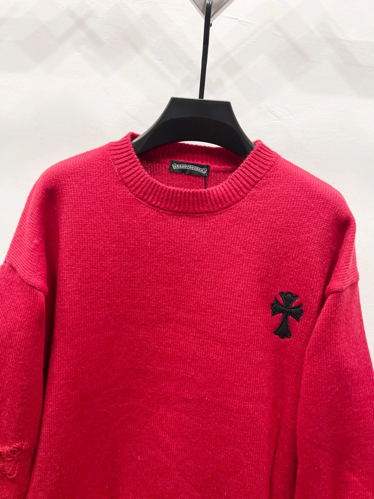 P240 High quality, model number: (Q060) Chrome Hearts CH Chrome Hearts patchwork cross hole knitted sweater pullover. The popular style is the same for men and women. It is matched with black and white. It looks good in real life. It looks good in daily wear. It is even more photogenic. It’s hard not to buy it. Buy it for me!!! Believe me, no one can refuse such a long Chrome Hearts jacket. It has expanded the version based on the old version and has a loose and stylish upper body. Casual design with an expanded hem. Fat people are extremely slim. Thin people have a limited height. Ten thousand yuan ZP printing. 1:1 perfect restoration. Looks good when worn alone. Can be easily controlled by both men and women. If you care more about quality, you must also respect the price. It is completely different from the thin transparent bottoms on the market that pill when worn. If the style makes you shine at a glance, then quality is what you should pay more attention to. We focus on quality rather than price. Customers who have received my products all know it. ️️️ Sweaters on the market are generally made of bract core yarn. We use modal. The advantages over core-spun yarn are very intuitive: high cost, high price, high density, relatively expensive for developers, and let us make a lot less money. In addition, it is delicate, has no scum on the upper body, resists pilling, and is high-end. We are conscientious sellers and do not use core-spun yarn. Apart from being cheap, core-spun yarn is really useless. It shrinks, pills, hooks, and makes people pierced. He is proficient in everything. It is 2024. Who doesn’t want to look decent when they go out? Quality determines the upper body effect. No matter how bad the quality, the best style is still the temperament of the urban-rural fringe. We only do long-term business. Quality determines character. Take it back and wear it with confidence and wash it. The quality of the pattern will definitely make your eyes shine. We only make the right version of high quality. We make high-end hard goods. Reject junk goods and reject fast food. Conscientious quality and conscientious price. You deserve it!  Color: Black White Gray Red Size: S M L